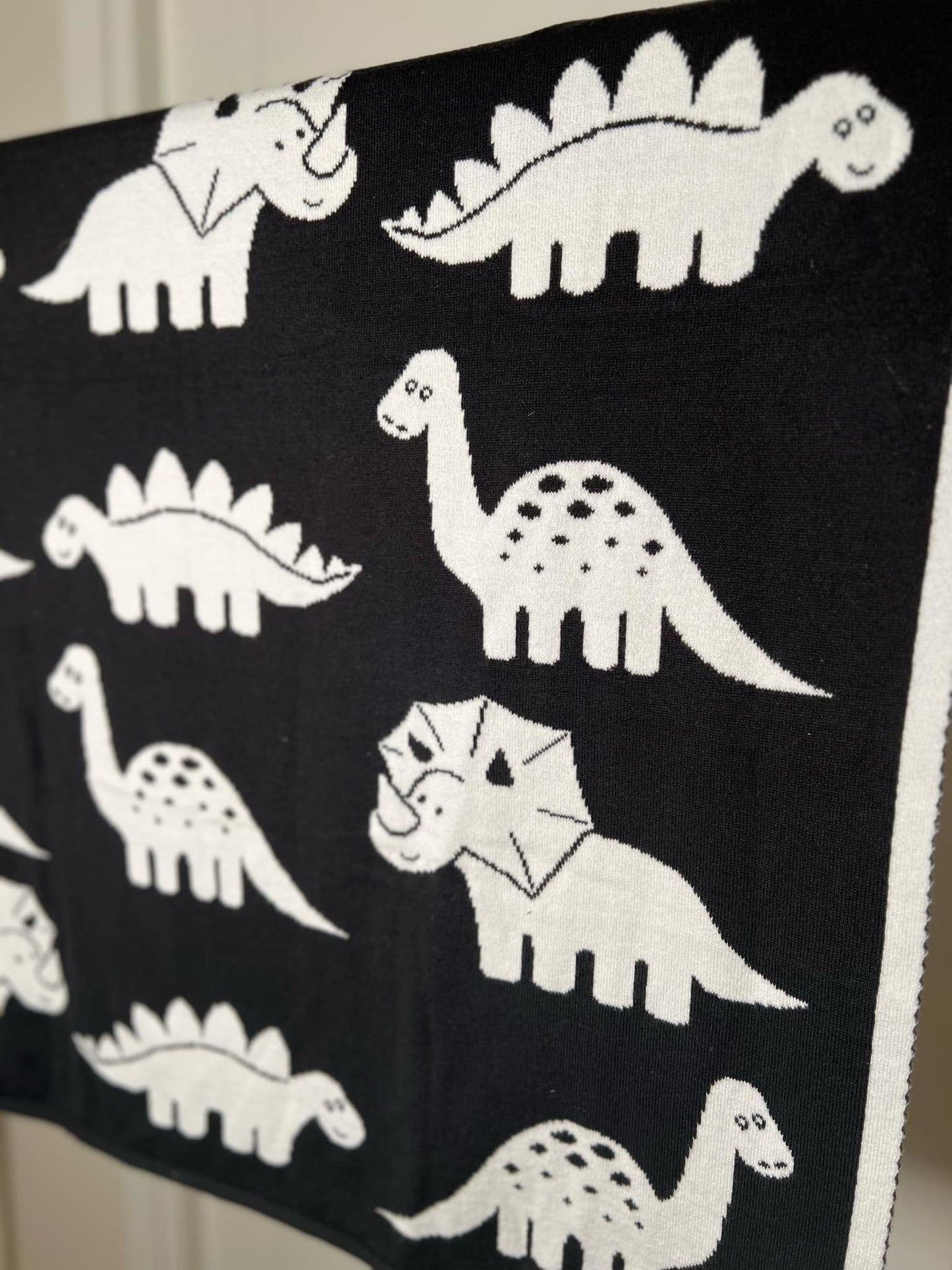 filt med dinosaurier i svart och vitt