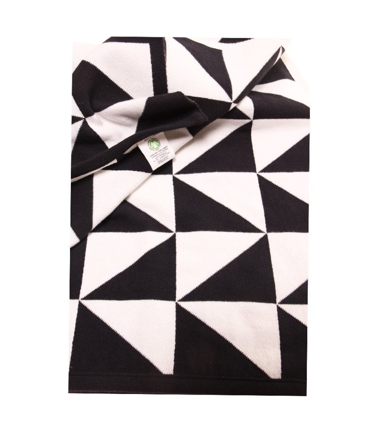 Svart och vit filt med trainglar