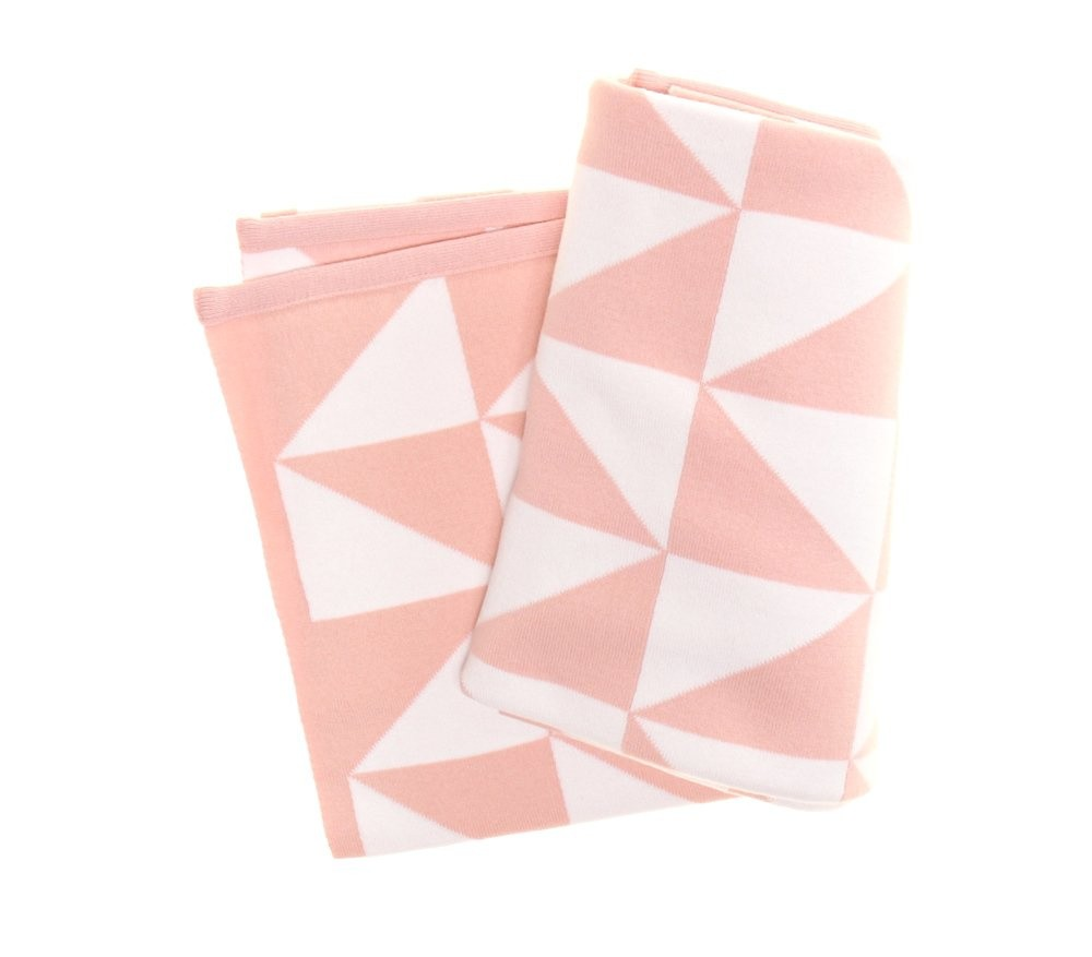 Ljusrosa filt med trianglar på vit bakgrund